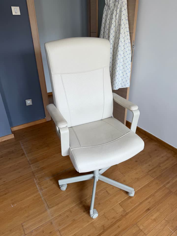 Кресло ikea millberget в молочном оттенке