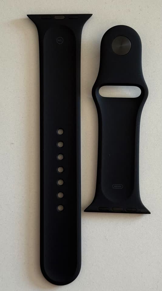 Оригинальный силиконовый черный ремешок для Apple Watch 11 на 46mm (размер M\L)