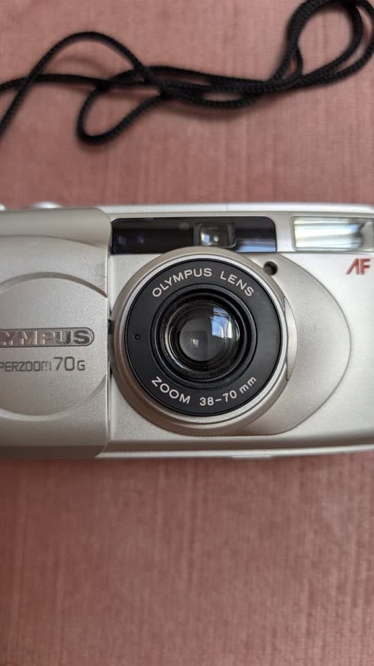 Prodajem filmski foto-aparat Olympus Superzoom 70G