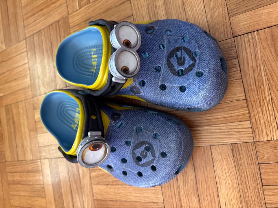 Crocs Minions J4 и кроссовки Decathlon 36