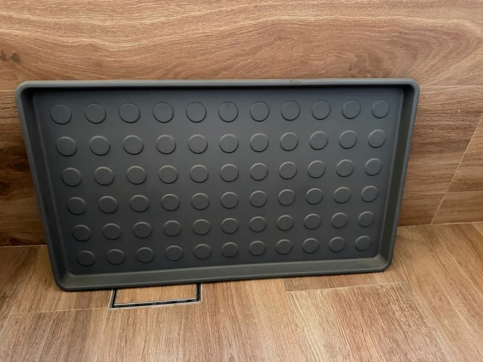 Пластиковый коврик для обуви и бокалы IKEA SVALKA