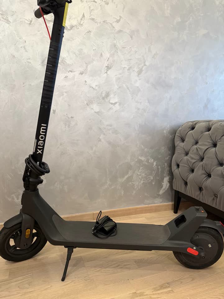 Prodajem električni trotinet Xiaomi Electric Scooter 4 Lite (2nd Gen)