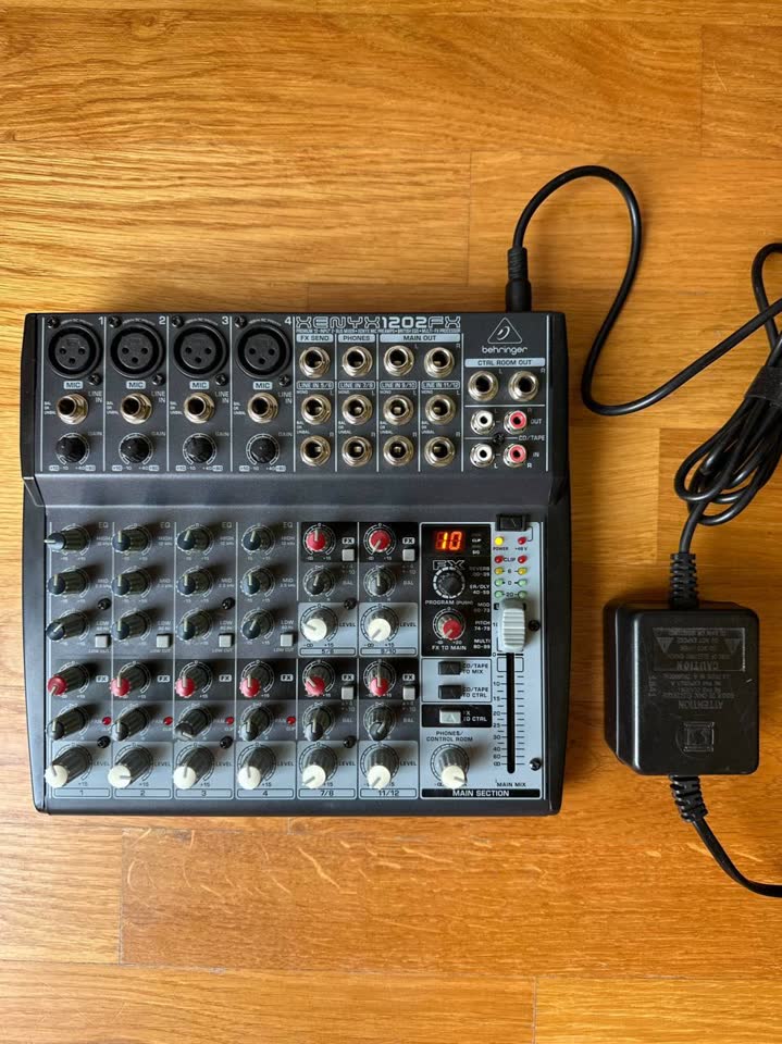 Продаю Behringer Xenyx 1202FX — 9000 RSD