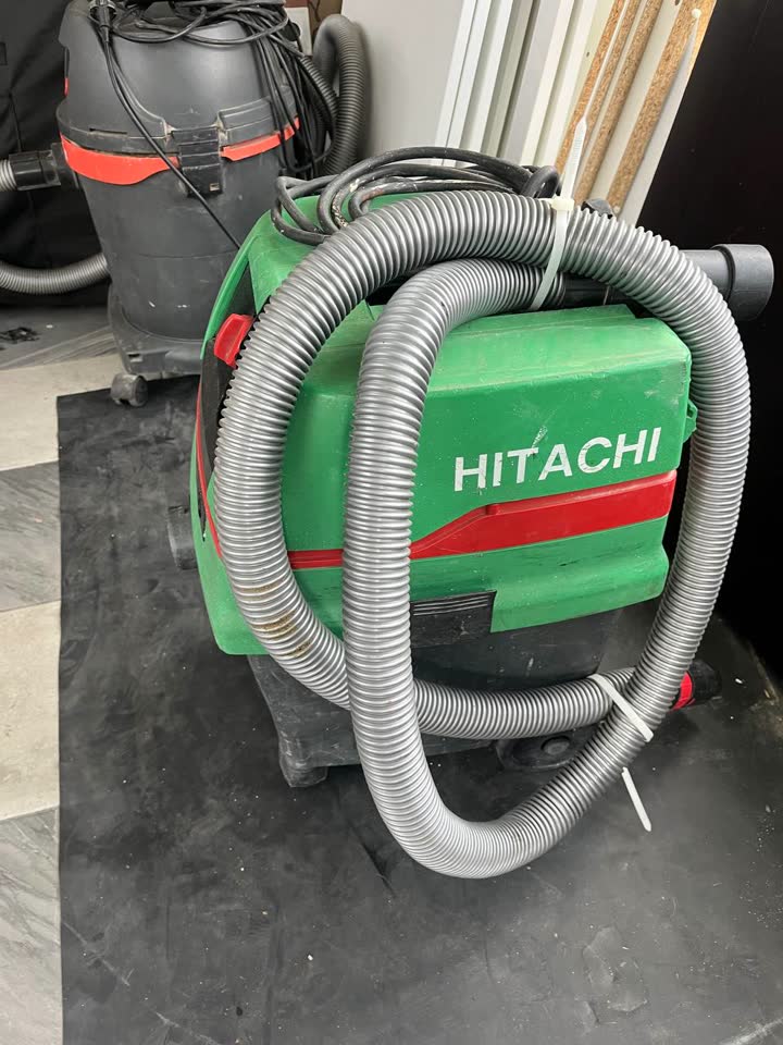 Профессиональный строительный пылесос hitachi (он же Бош гас35) имеет функцию авто очистки ф