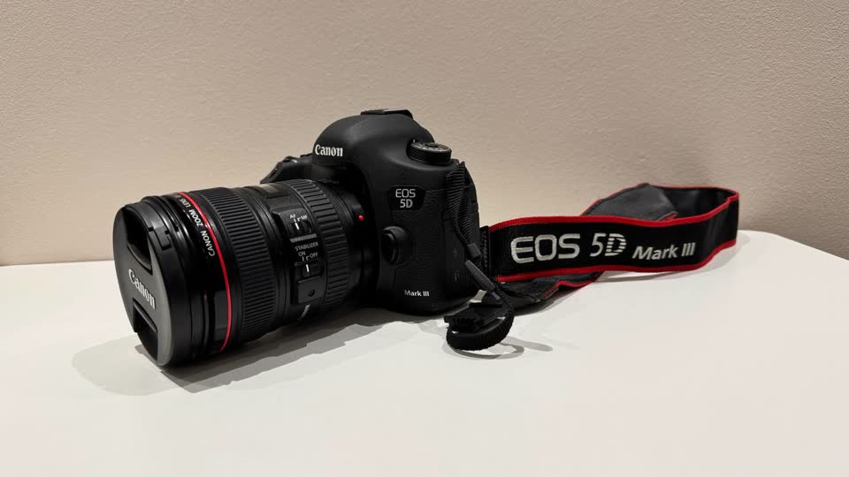 Prodajem Canon EOS 5D Mark III sa objektivom Canon EF 24–105mm f/4L IS USM