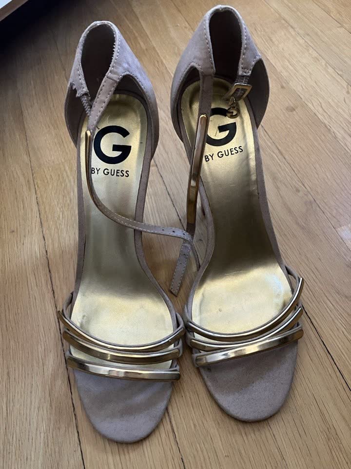 Нюдовые туфли Guess