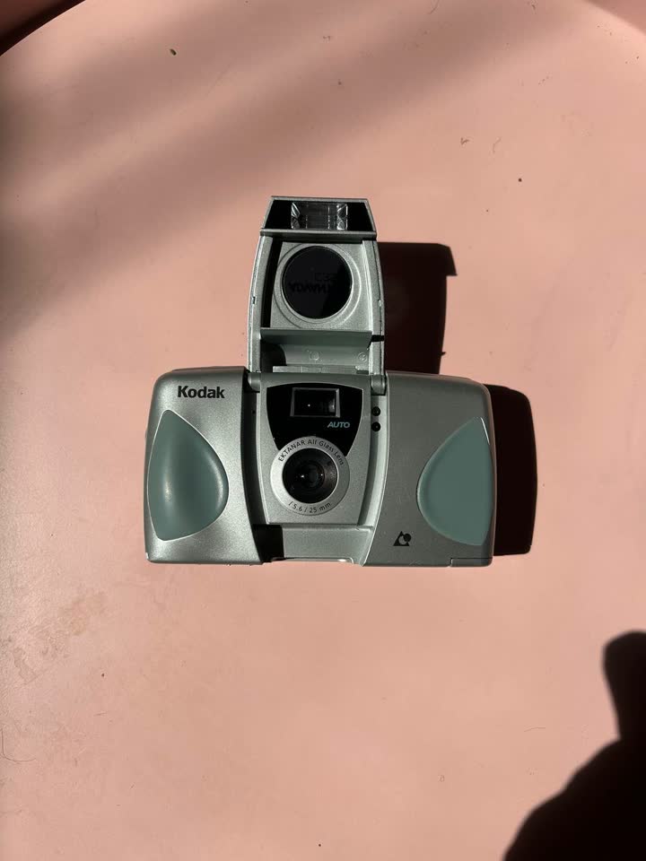 Prodajem kompaktnu filmsku kameru Kodak Advantix C350 (APS format) sa objektivom Ektanar i