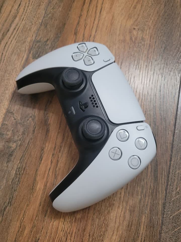 Prodajem gejmpad za PS5