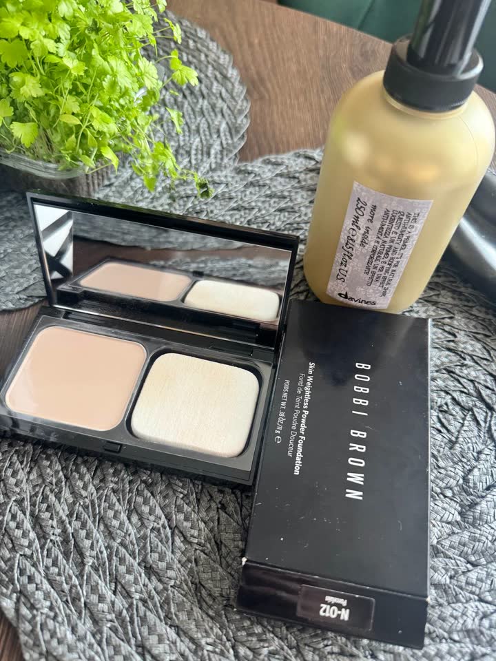 Тональная основа Bobbi Brown и праймер для волос Davines