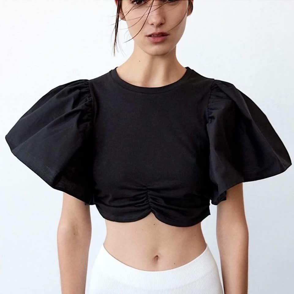 Укороченный черный топ ZARA и шорты на высокой посадке ZARA
