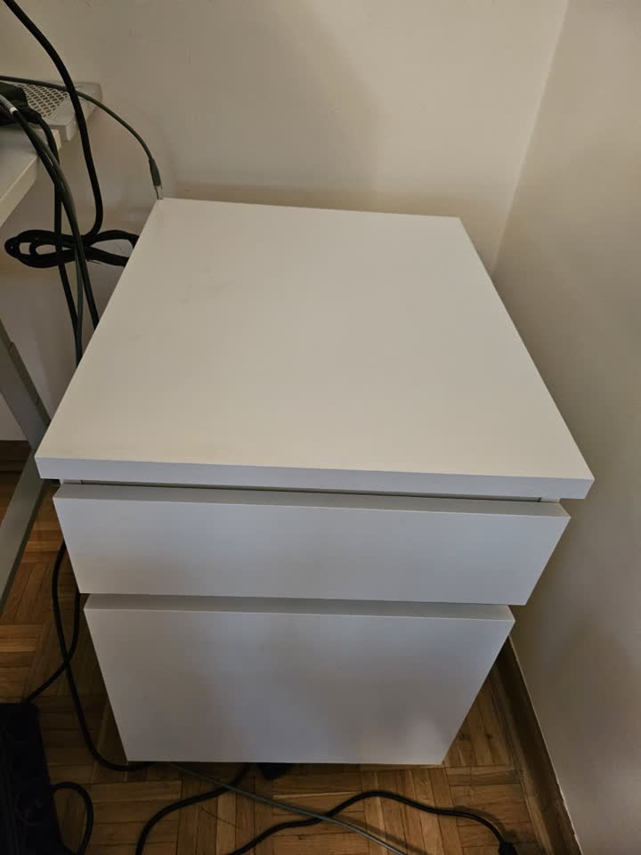 IKEA MALM noćni ormarić
