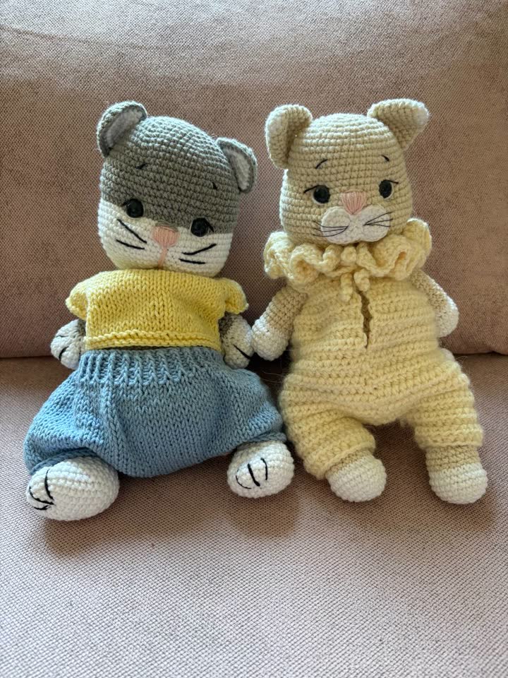 Вязаные игрушки-котики
