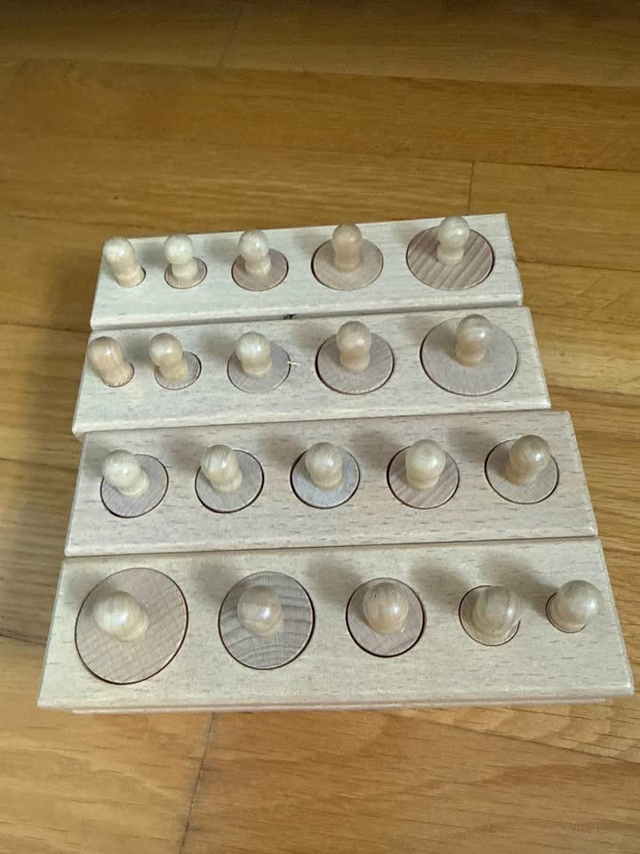 Montessori „Cilindri sa ručkama“ – složen senzorni sorter od prirodnog drveta