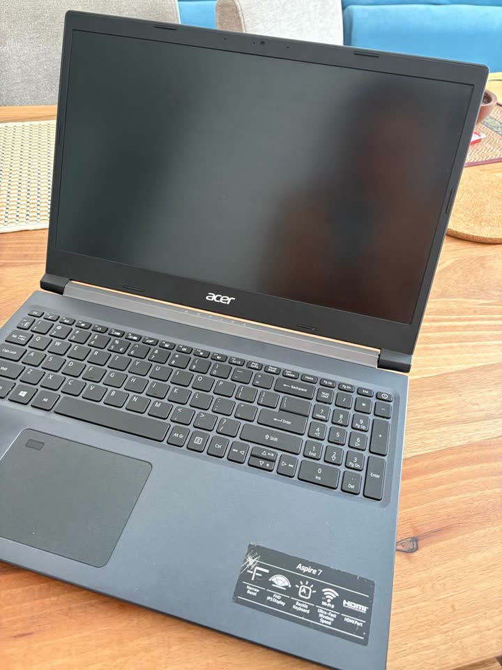 prodajem laptop acer aspire 7