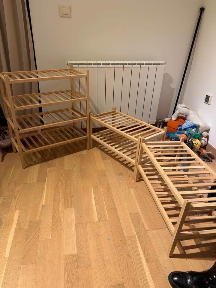 Dve iste IKEA bambusne police za cipele