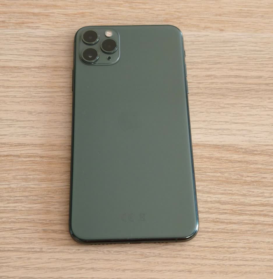 Prodaja iPhone 11 Pro Max 256 GB, Apple Watch 4 44 mm i Apple Watch SE 44 mm Nike