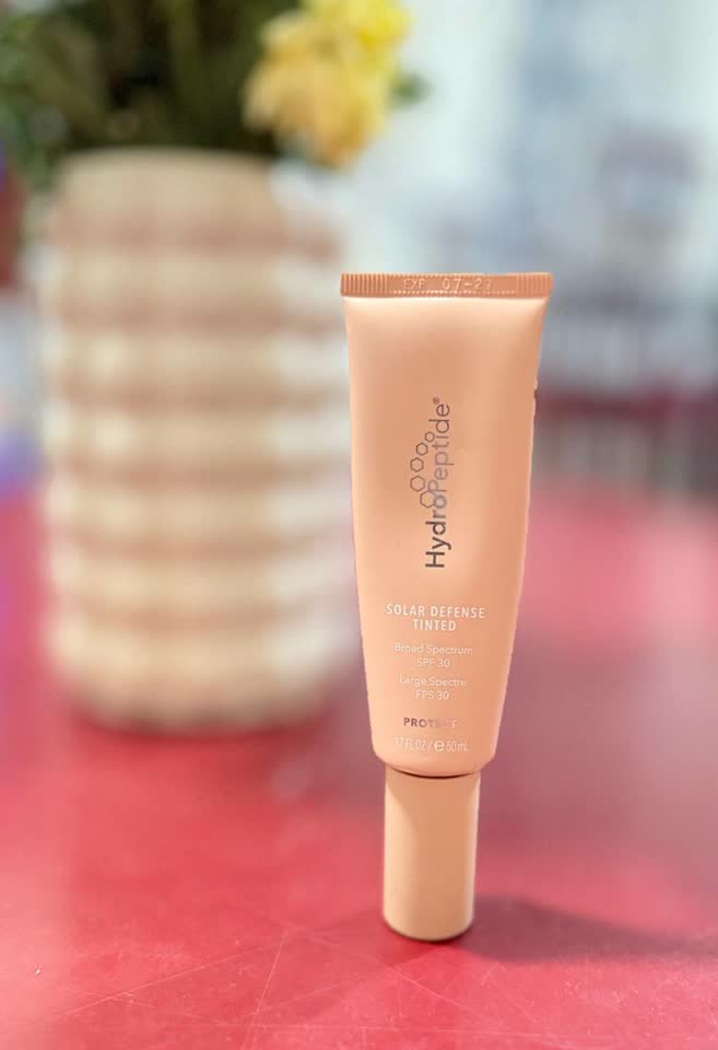 Prodajem hidratantnu kremu za lice sa zaštitnim faktorom HydroPeptide Solar Defense Tinted SPF 30