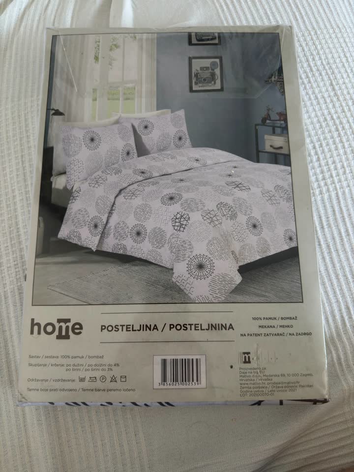 Продаю новый односпальный комплект постельного белья в заводской упаковке.