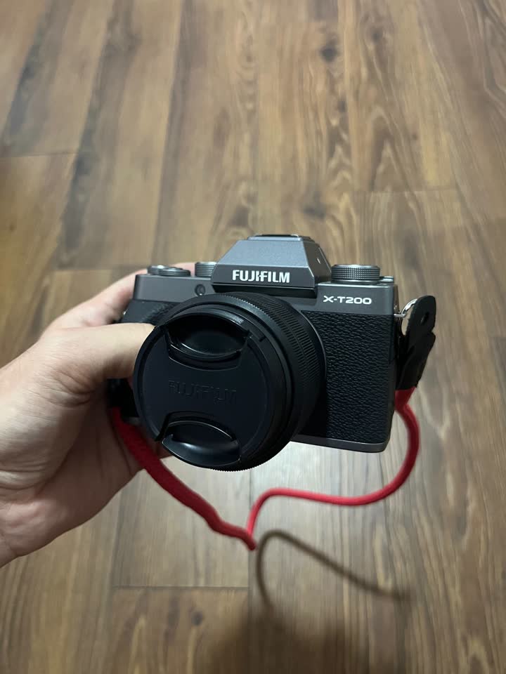 Prodajem kompaktan bezogledni fotoaparat Fujifilm X-T200