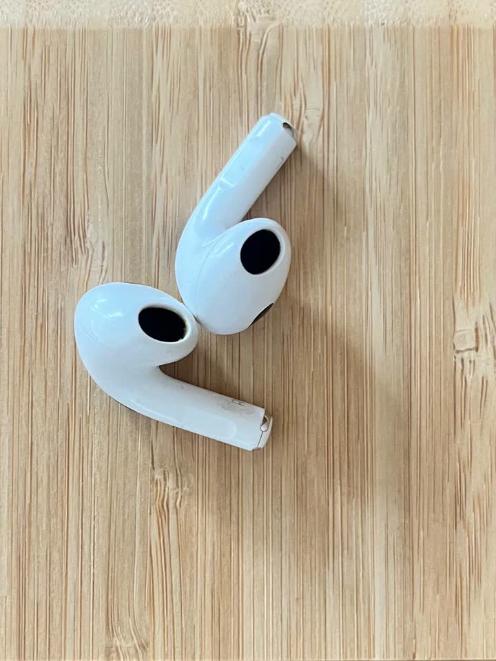 Apple AirPods 3 — 4 000 RSD, торг