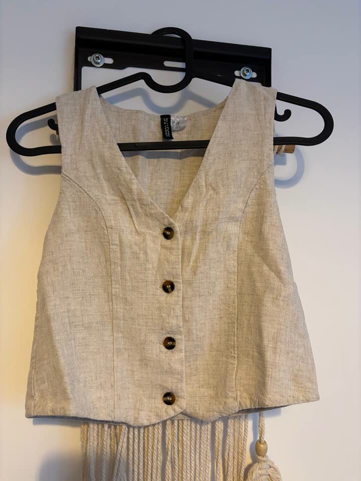 Жилет из льна H&M и плотная юбка Mango