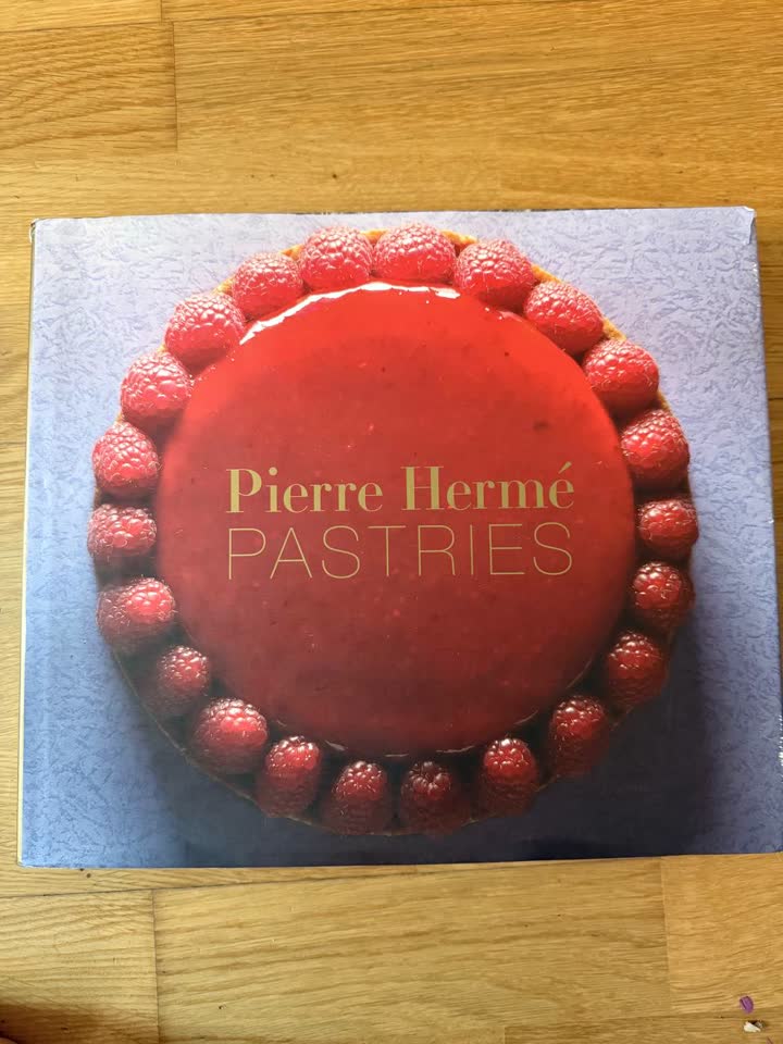 Потрясающе красивая кулинарная книга Pierre Hermé Pastries
