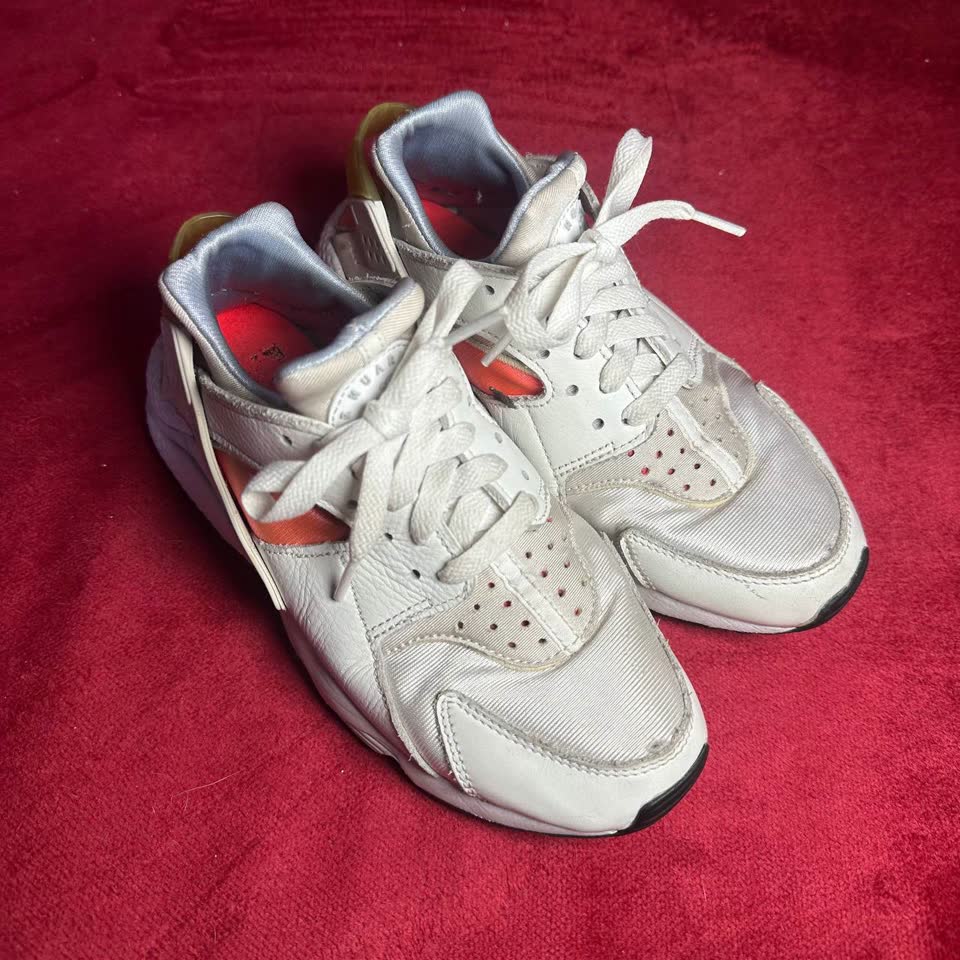 Nike Huarachi, jakna Luhta, ženske pantalone Love Moschino