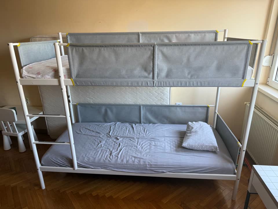 Белград. Продаю двухэтажную детскую кровать с матрасами. Цена 25000 динар. Самовывоз.