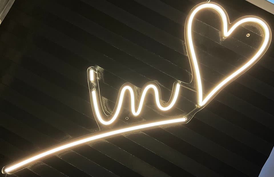LED neon 72 cm dužine sa blokom 800 dinara.