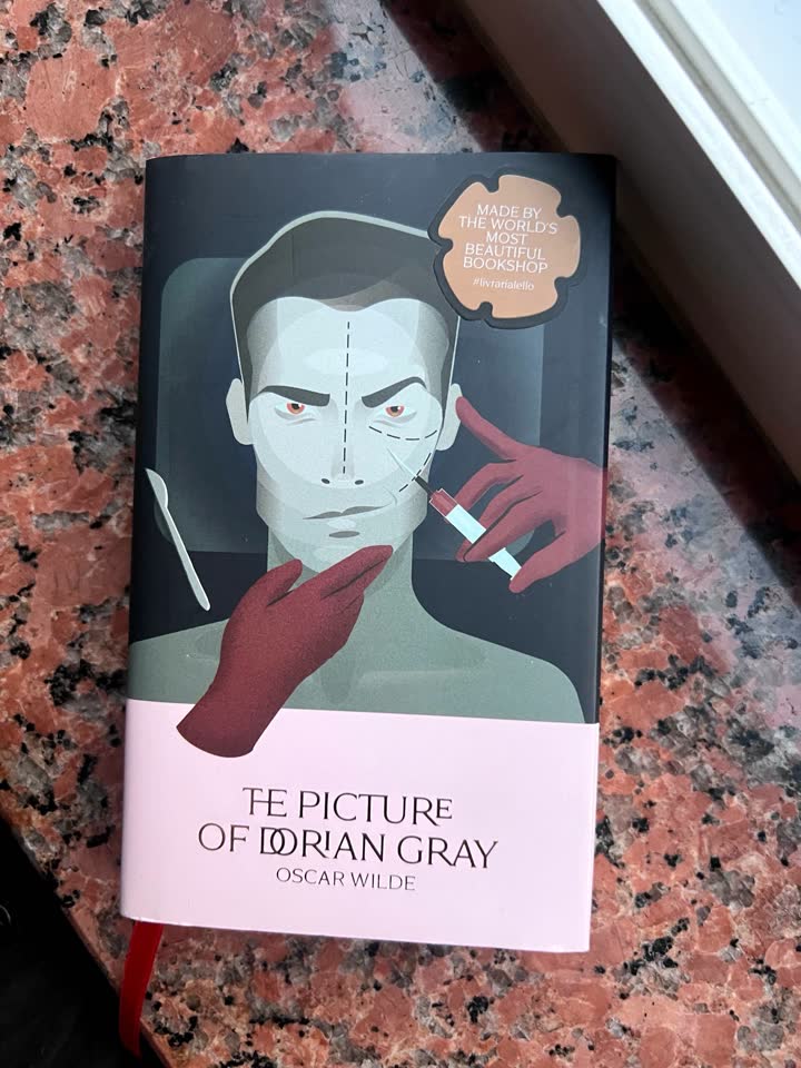 Новая книга The Picture of Dorian Gray в подарочном оформлении Livraria Lello