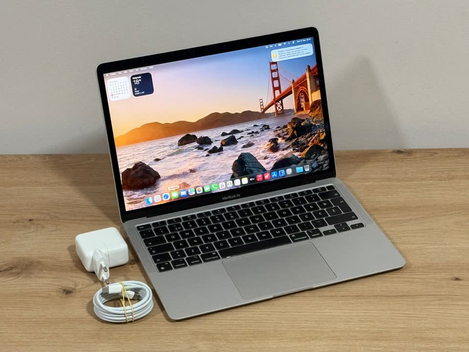 Apple MacBook Air 13", Apple iPhone 16 Pro