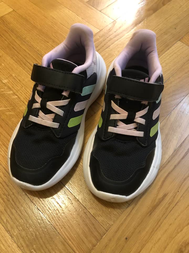 Prodajem dečje patike Adidas