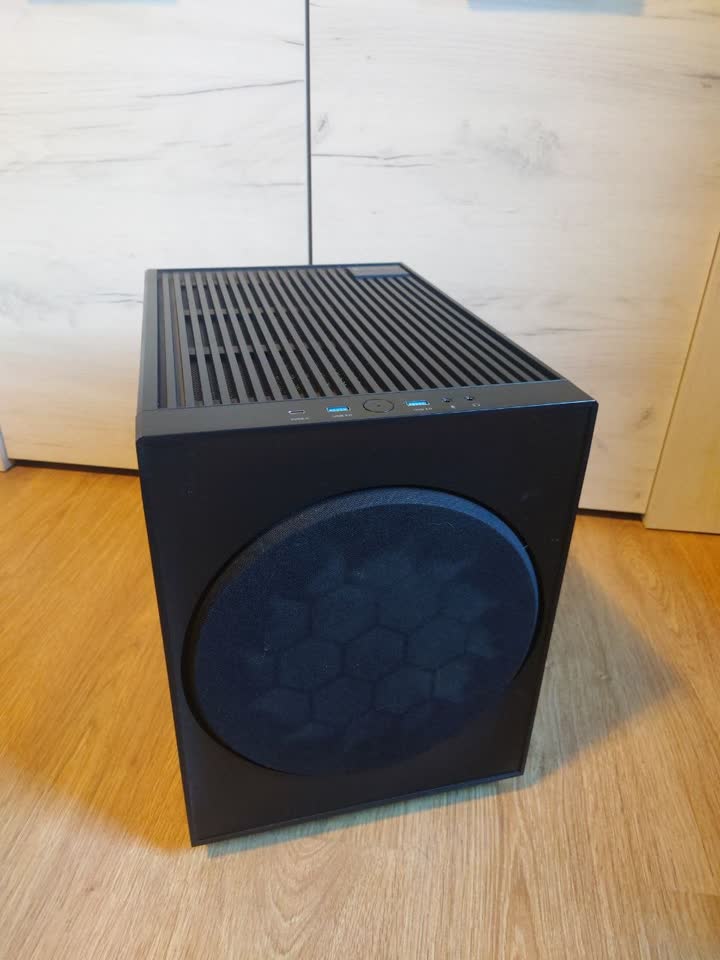 Prodajem moćan kompaktni PC i PS5 Slim 1TB sa diskom