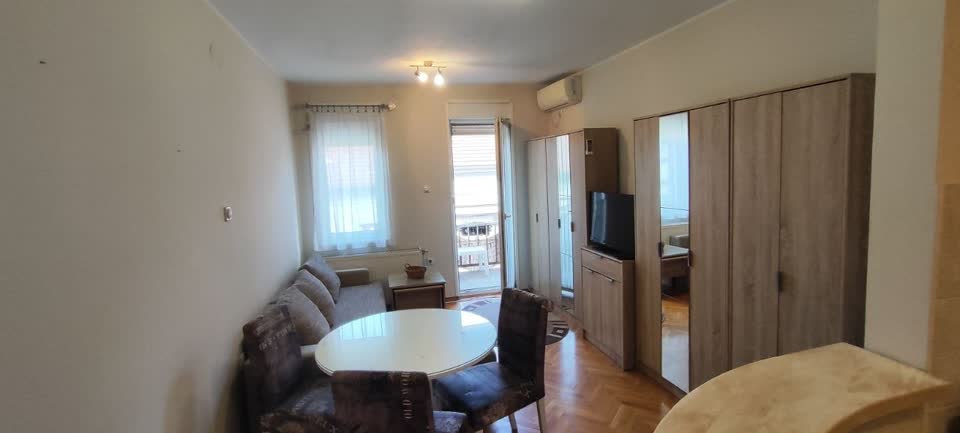 Izdajem studio u Novom Sadu, Rotkvarija, 27 m²