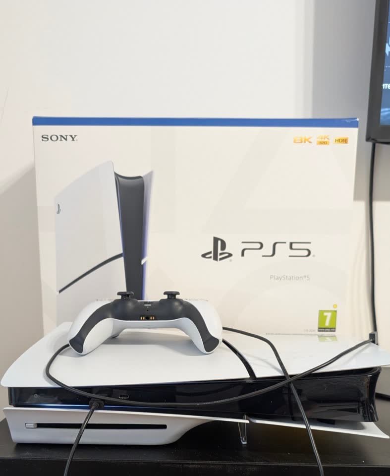 Prodajem PlayStation 5 Slim 1 TB sa disk drajvom