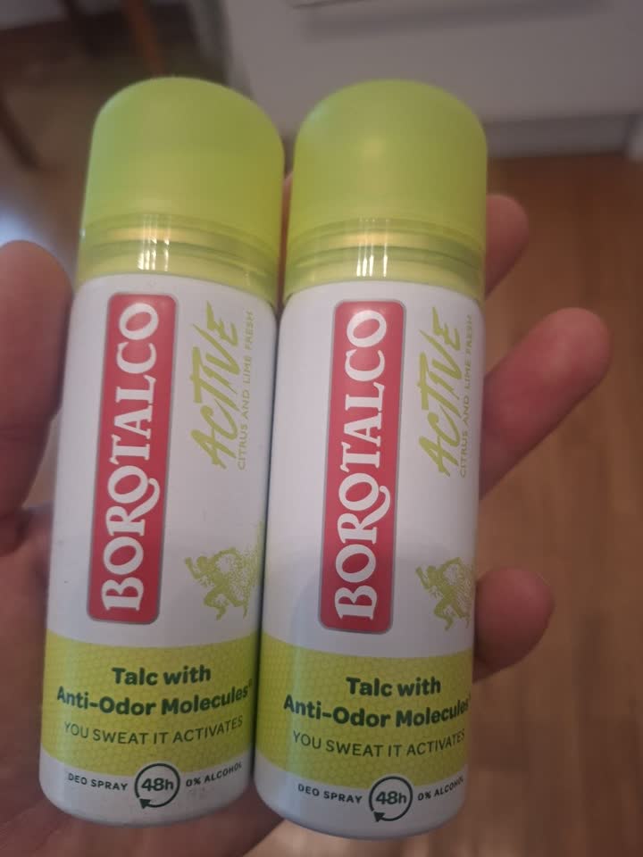Dva spreja-dezodoransa sa talkom