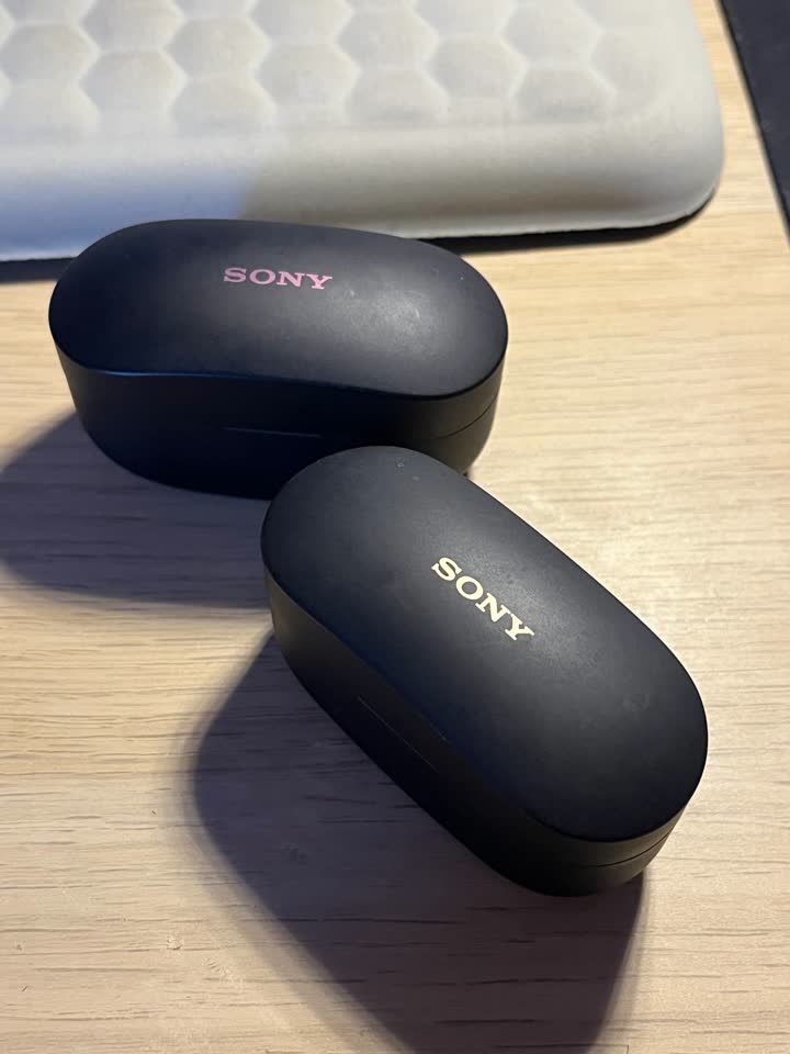 Есть две пары Sony WF1000-XM4, правые оба работают, батарея норм. Левые оба сломаны (перелом