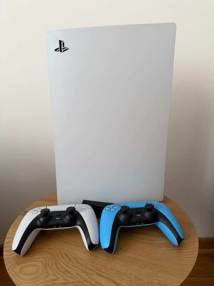 Prodajem PlayStation 5 (Disc Edition), 825 GB sa 2 džojstika
