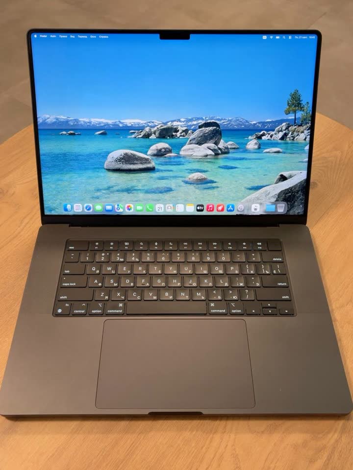 Prodajem MacBook Pro 16” M3 Max, 36/512 GB, Space Black