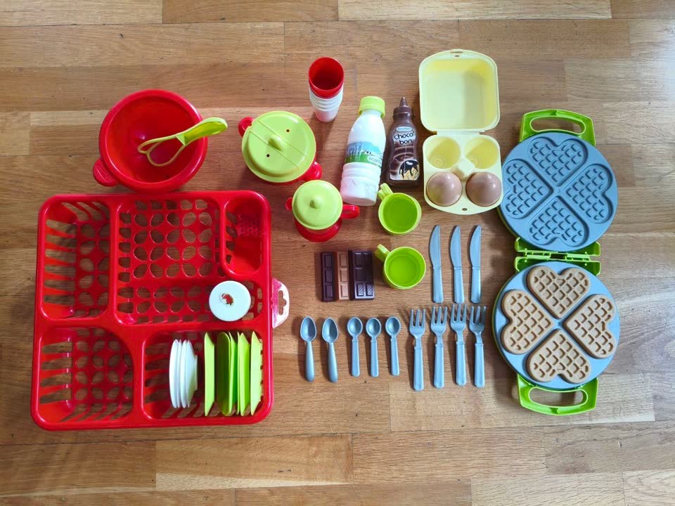 Prodajem dečiji kuhinjski set sa aparatom za vafle
