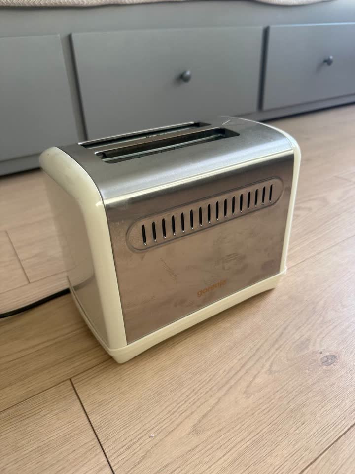 Prodajem toster Gorenje T1100CLI.