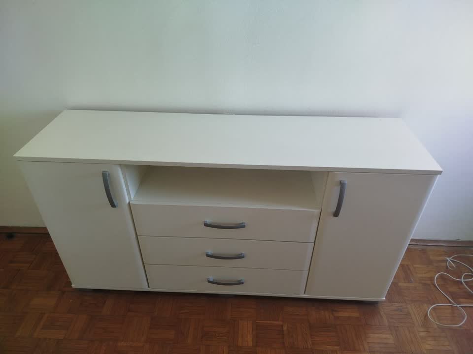 Срочно продам комод размер 150*40см. В отличном состоянии . Цена 4000 динар. Самовывоз. Белг