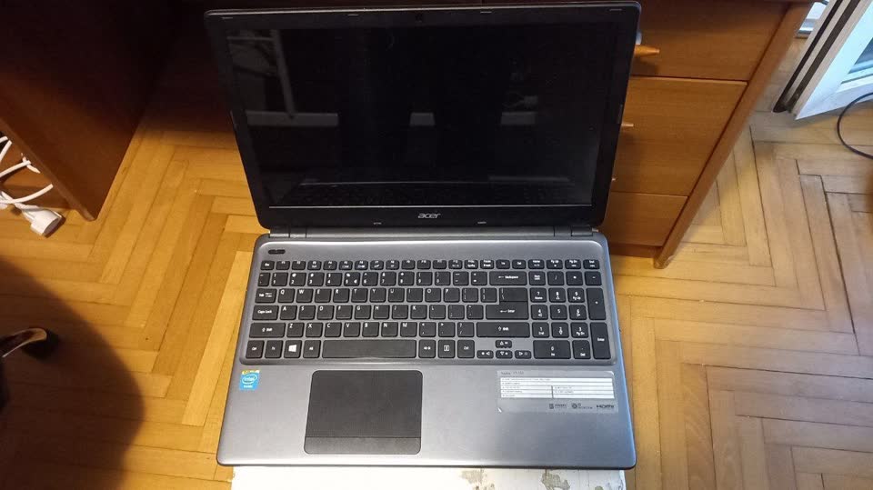 Prodajem laptop Acer Aspire E1-532