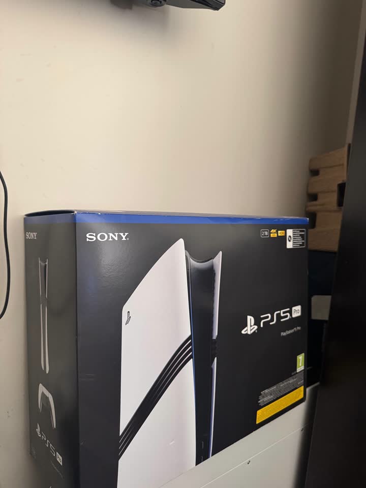 Prodajem Play Station 5 Pro 2 tb + pretplata Extra na godinu dana, novo, 2 meseca, 900€