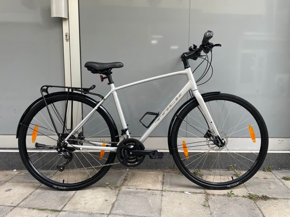 Prodaje se univerzalni bicikl Trek FX 2 Shimano 2x9