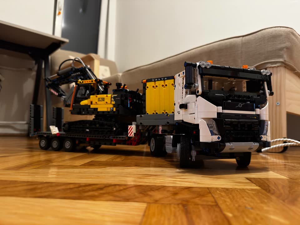 Prodajem dva Lego Technic seta