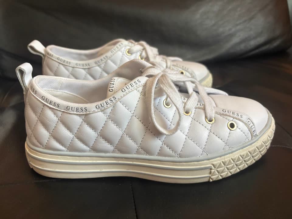 Продам кроссовки Guess