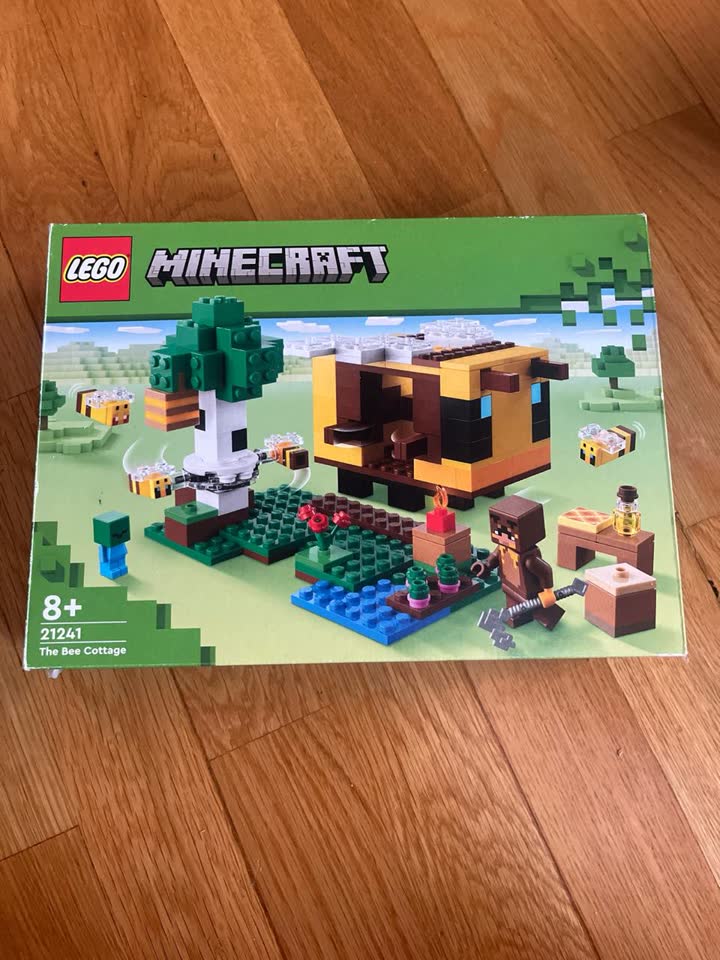 Prodaje se kompletan Lego Minecraft set, svi delovi i figurice su provereni.