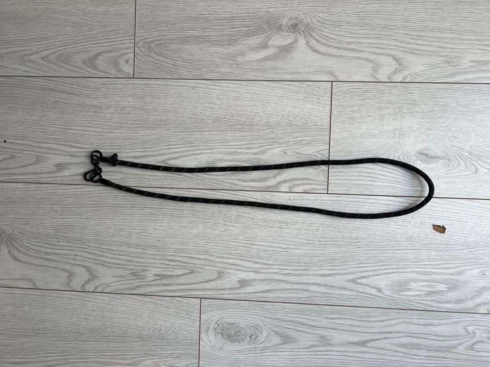 Kačaljka-kaiš za telefon, crna. Polovno.
