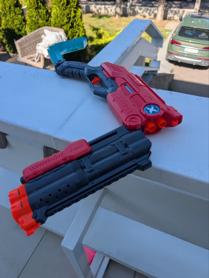 Dva velika blastera Nerf